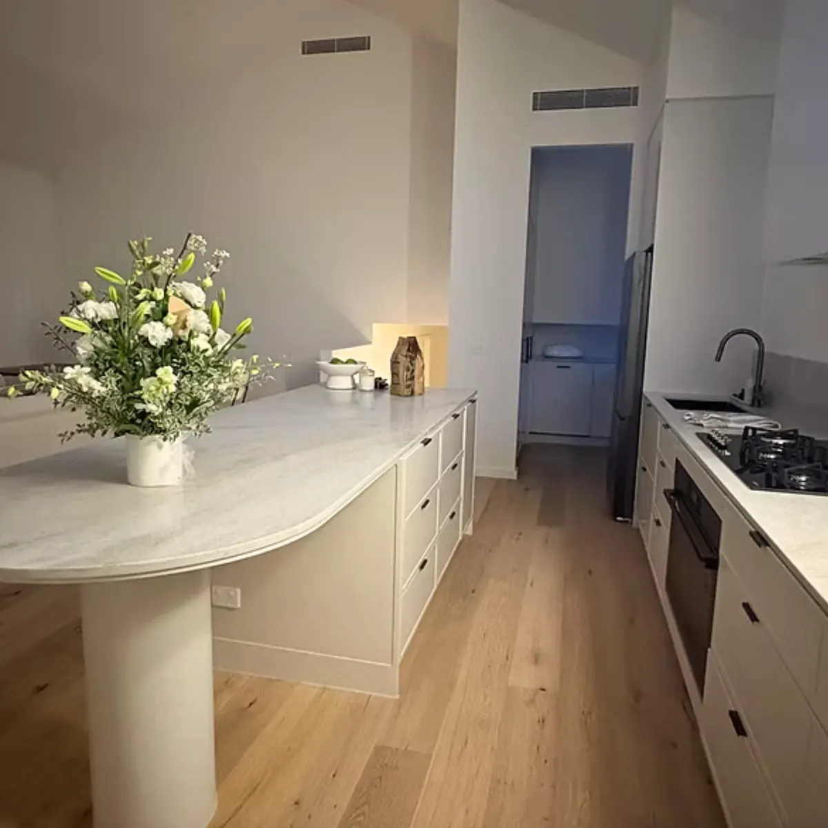 Curved island kitchen renovation, Gold Coast